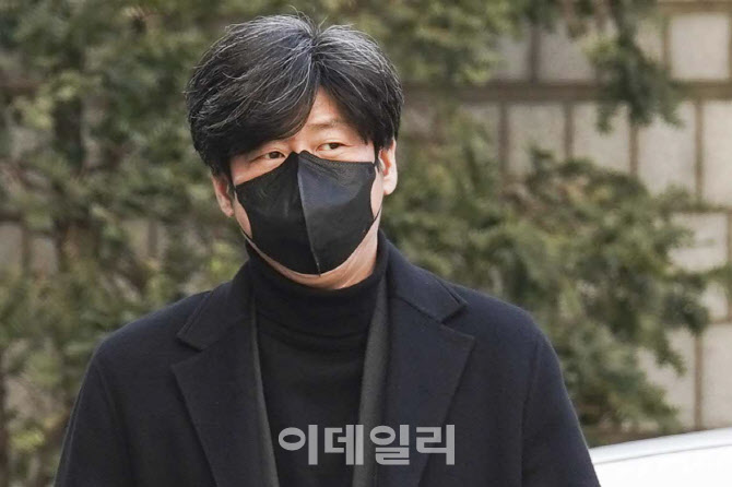 [포토]남욱 변호사, 대장동 개발 사업 로비·특혜 의혹 관련 1심 선고공판 출석