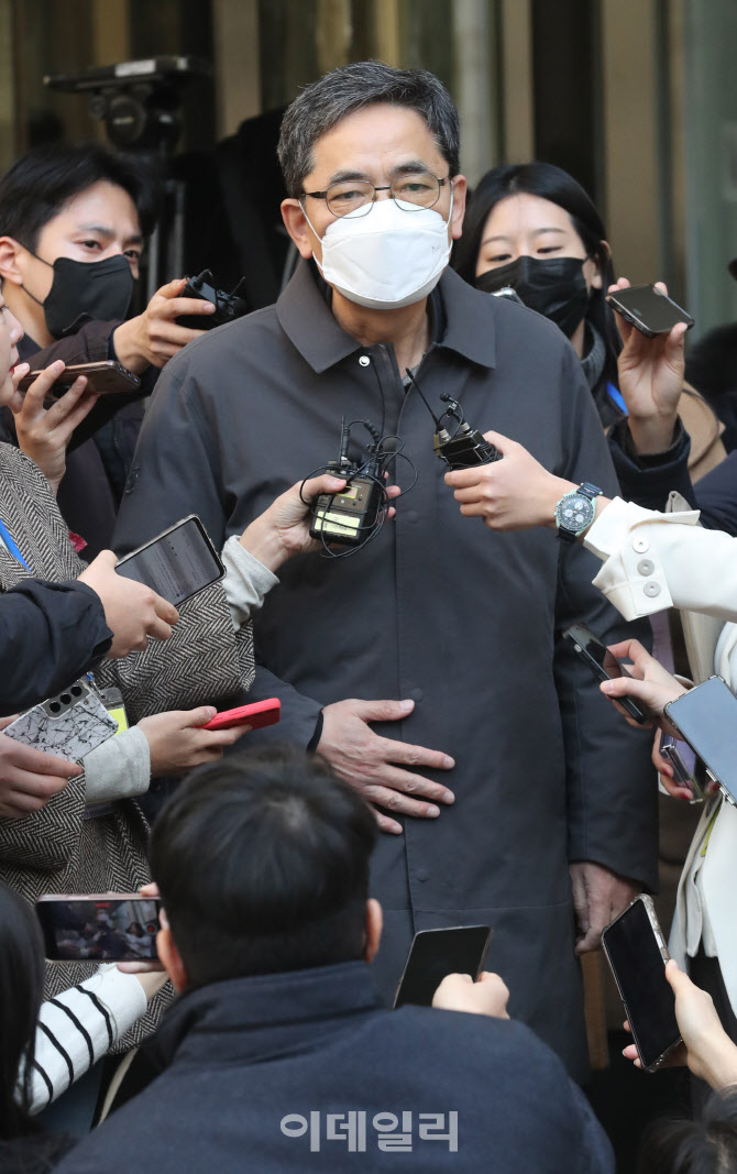 [포토]대장동 개발 사업 로비·특혜 의혹 관련 1심 선고공판 마치고 취재진 질의 받는 곽상도