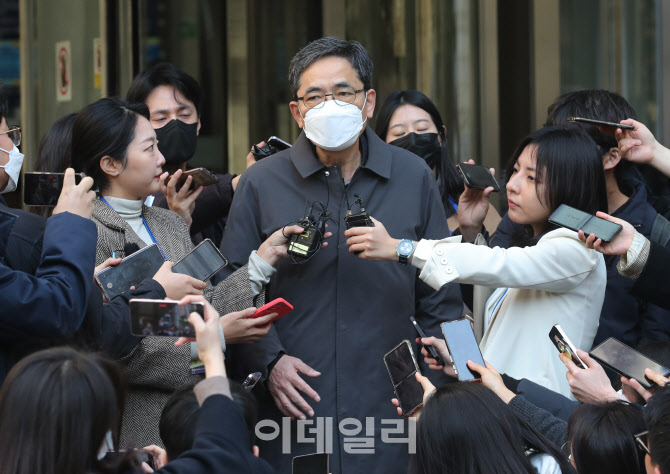 [포토]대장동 개발 사업 로비·특혜 의혹 관련 1심 선고공판 마치고 취재진 질의 받는 곽상도 전 의원