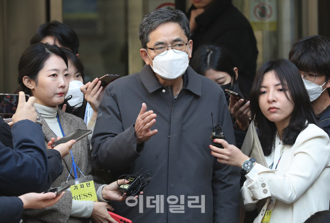 [포토]1심 선고공판 마치고 취재진 질의에 답하는 곽상도 전 의원