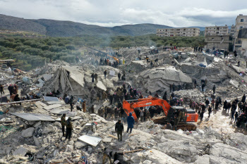 튀르키예 지진 사망자 9000명 육박…속절없이 흘러가는 골든타임