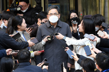 민주당 "곽상도 `50억` 무죄, 조국 딸 `600만원` 유죄…비상식적 판결"