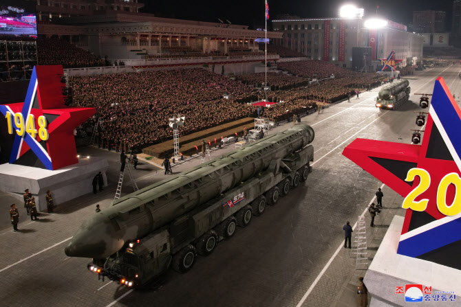 北 열병식…전술핵운용부대 첫 등장, 고체 ICBM 추정 신무기 공개