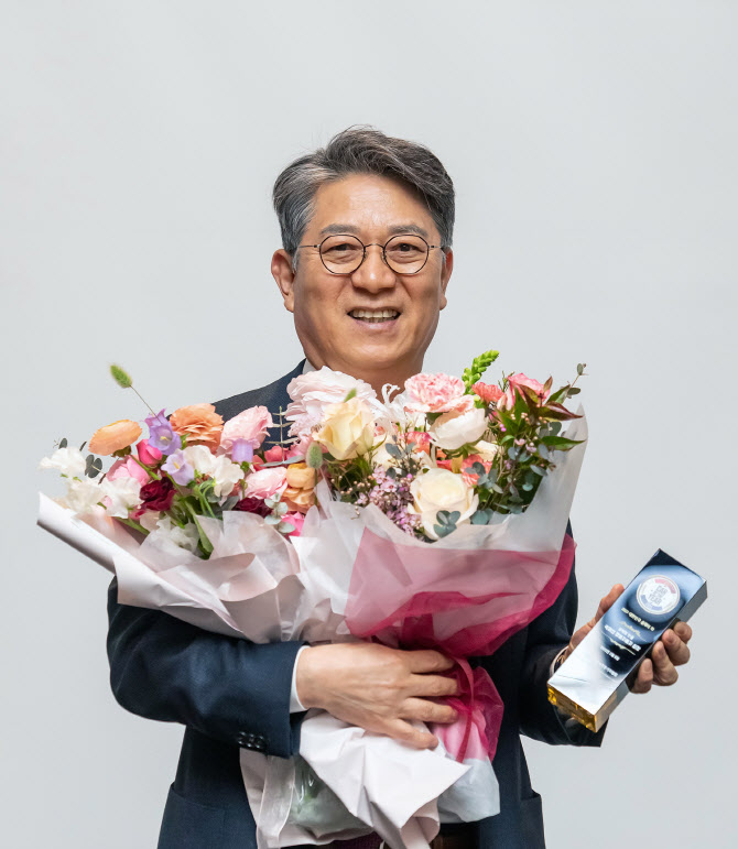 곽재선 쌍용차 회장, '올해의 인물' 선정…토레스는 '올해의 SUV'