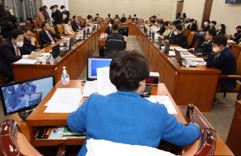 `간호법 직회부`에 갈등 격화…與 "폭주" 野 "법사위 월권 저지"