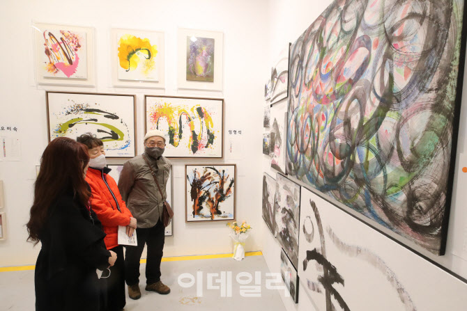 [포토]작품을 향한 관심