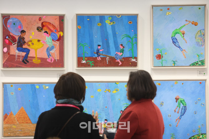 [포토]국제아트엑스포, 작품 바라보는 관람객들