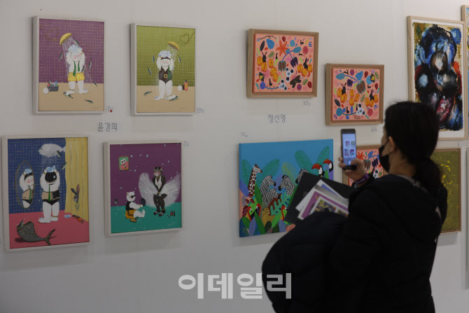 [포토]아트 작품 바라보는 관람객들
