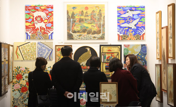 [포토]작품에 대해 설명 듣는 관람객들