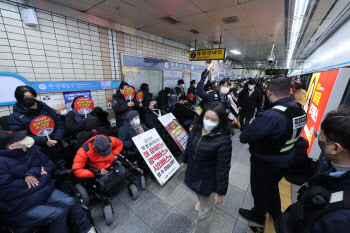 전장연, 내달 23일까지 지하철 시위 중단…서울시와 실무 협의도