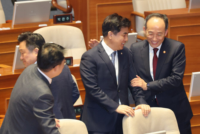 새해 고용한파 우려 속…반도체 세액공제, 국회 설득 나선다