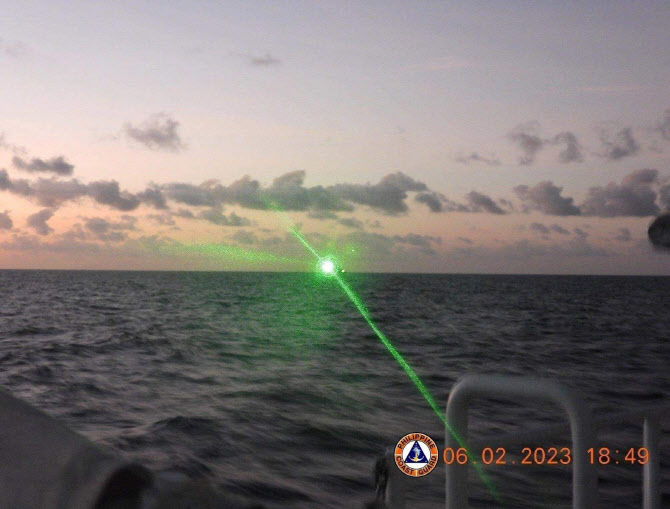 美 "中, 필리핀 선박에 군용 레이저 발사…도발적 행위"