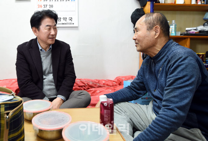 [포토]송산1동 취약가정에 반찬 배달하는 김동근 의정부시장