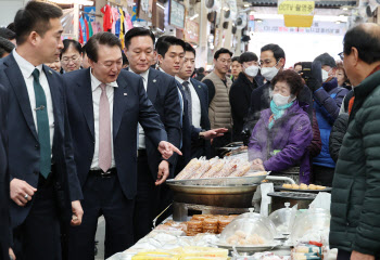 尹 “지역과 시장에 온기 돌아야…저희도 죽도록 일하겠다”(종합)