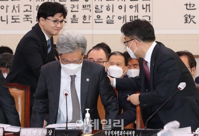[포토]법사위, '악수하는 한동훈-김진욱'