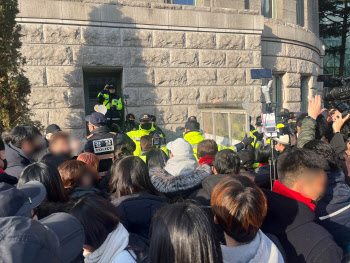 경찰, 서울광장 분향소 주변 차단벽 설치…유족과 30여분간 충돌