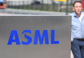 ASML "전직 中직원이 칩 기술 관련 기밀정보 빼돌려"