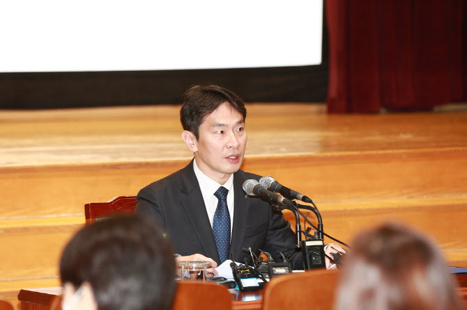 이복현 "빅테크 금융그룹 '기관규제' 도입 논의해야"