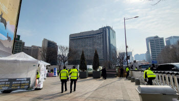 ‘철거 공방’ 서울광장 이태원분향소, 유족·서울시 공식대화도 없어