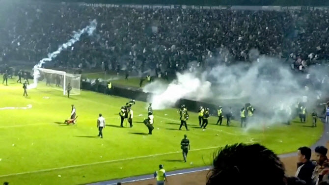 '135명 참사' 140일 만에…인니 경찰, 축구팬들에 최루탄 발사