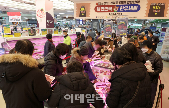 [포토]"한우 불고기가 반값"...하나로마트 한우 세일 마지막날