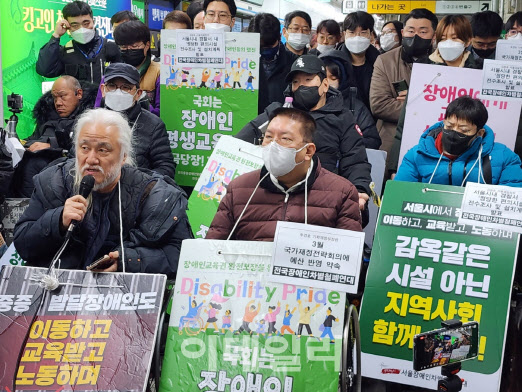 박경석 “승강기 예산 약속해야 자진 출석”…경찰, 강제구인 수순가나