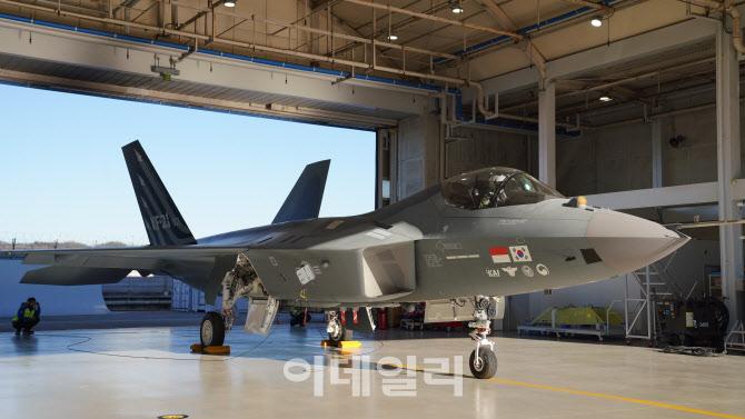 KF-21 시제4호기도 첫 비행 성공…최초의 복좌형 시제기