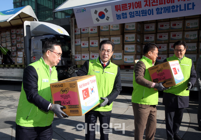 [포토] 구호물품 상차하는 이성희 농협회장