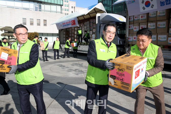 [포토] 구호물품 전달하는 이성희 농협중앙회장