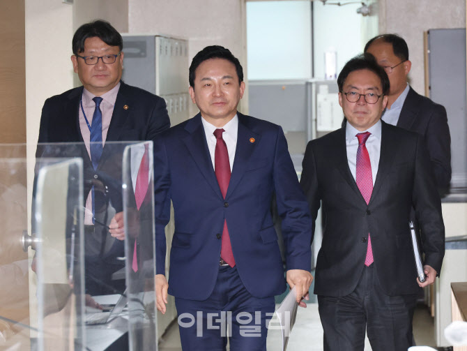 [포토]건설현장 불법행위 근절대책 발표하기 위해 입장하는 원희룡 국토부 장관
