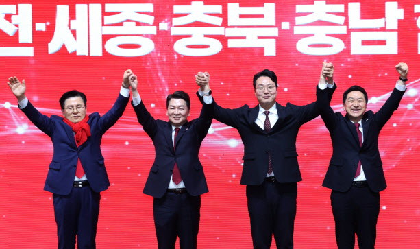 “권력형 토건비리”·“가짜뉴스”…네거티브 난무한 與전대 합동연설회