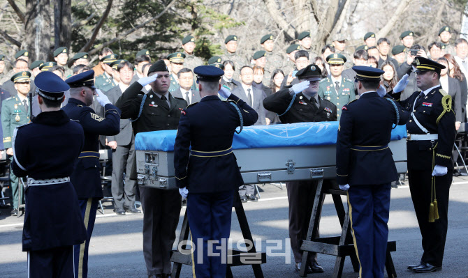 [포토] 미군 전사자 70년 만에 고향으로...