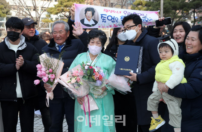 [포토] 할머니의 멋진 졸업식