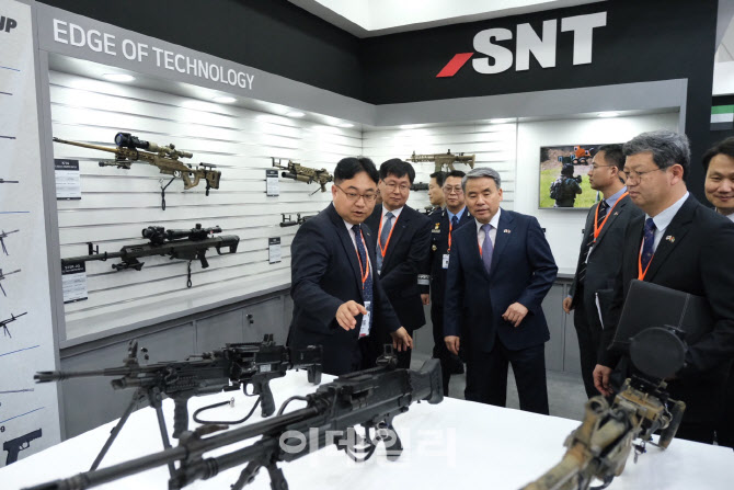 SNT모티브, 중동 시장 겨냥 'K-소총' 시리즈 기술력 과시[IDEX 2023]
