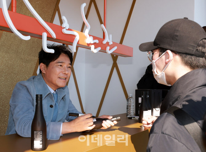 [포토]'소주한잔' 팝업스토어에서 팬들과 만나는 가수 임창정