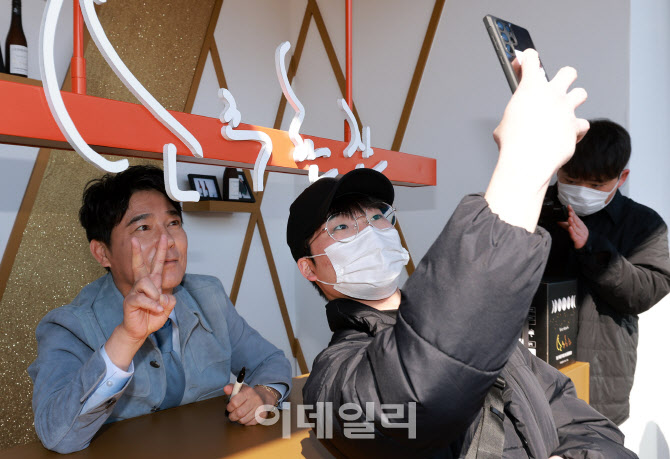 [포토]'소주한잔' 팝업스토어에서 팬들과 만나는 임창정
