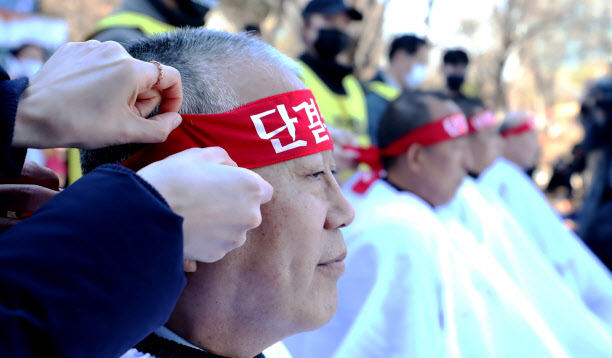 거리로 나온 의사·간무사 5만명…"간호사, 의료인 제외" 삭발투쟁