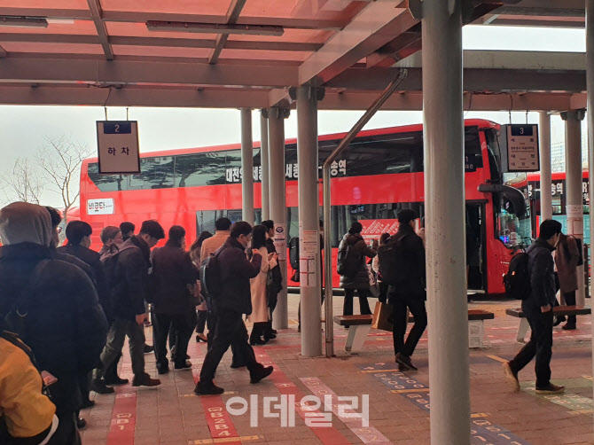 ‘콩나물 시루’ 오송역-세종청사 버스…KTX세종역 설치 논의는 하세월