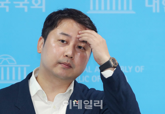 장예찬 '웹소설 성적 대상화 논란'에 "특정 연예인 팬 우려엔 죄송"