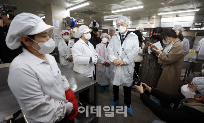 [포토]학교 급식 노동자들과 이야기 나누보는 이재명 대표