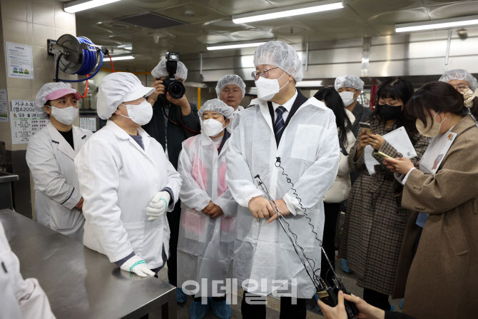 [포토]초등학교 급식 노동자들과 이야기 나누보는 이재명 대표