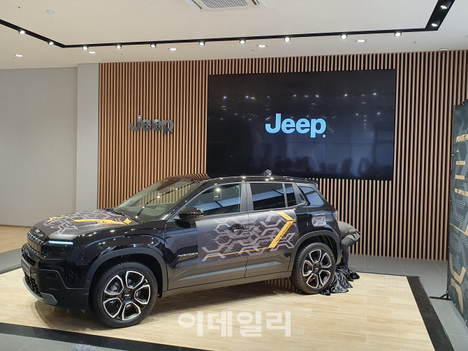 지프, 첫 전기 SUV ‘어벤저’ 공개..SUV 라인업 강화