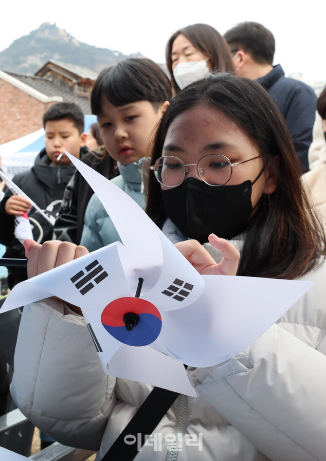 [포토]정성껏 만드는 태극기 바람개비