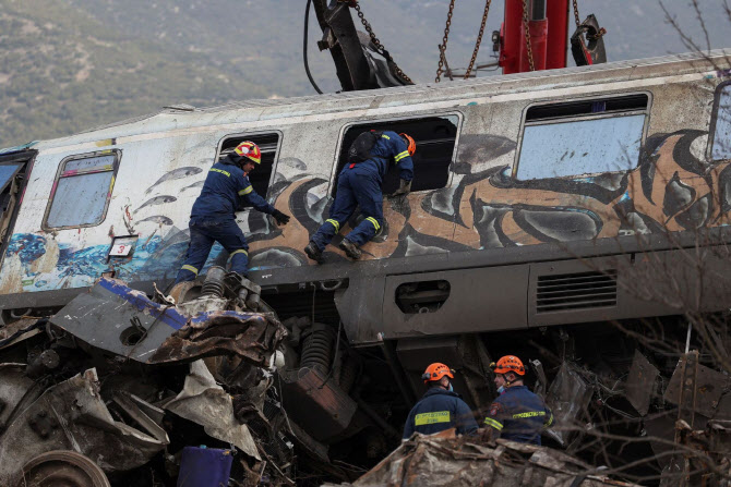 최소 40명 숨진 그리스 열차사고…역장, 선로변경 잘못 지시