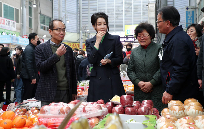 포항 찾은 김건희, 환경정화 활동에 시장서 상인들 격려