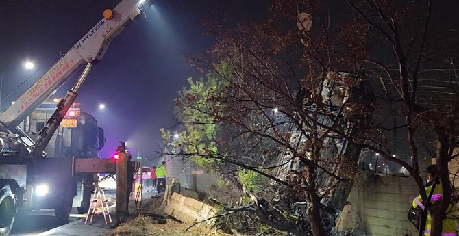 김포공항 담벼락에 승용차 부딪쳐 화재…운전자 사망
