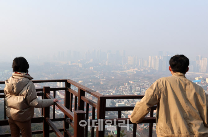 [포토]포근한 일요일…미세먼지 농도 '나쁨'