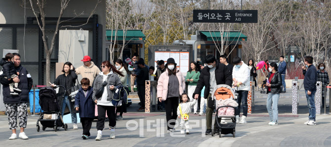 [포토]포근한 날씨에…주말 나들이객 '북적'