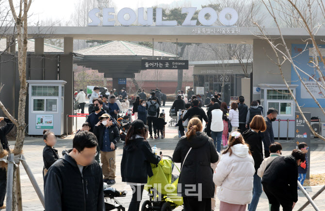 [포토]완연한 봄 날씨...도심 공원 붐비는 주말 나들이객