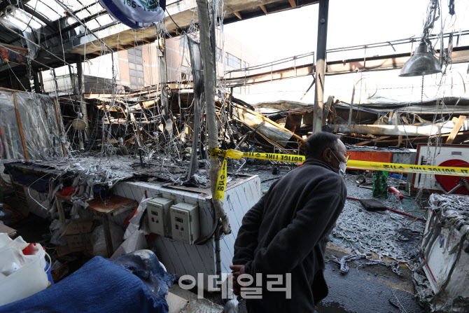 [포토]'인천 현대시장 화재...점포 55곳 태워'